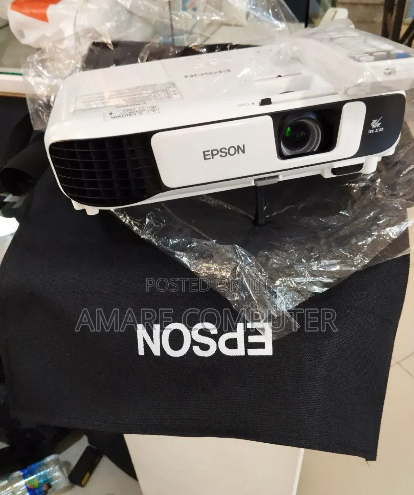 Brand New Epson Projector With Bag and Remote