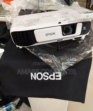 Brand New Epson Projector With Bag and Remote