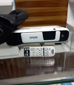 Brand New Epson Projector With Bag and Remote