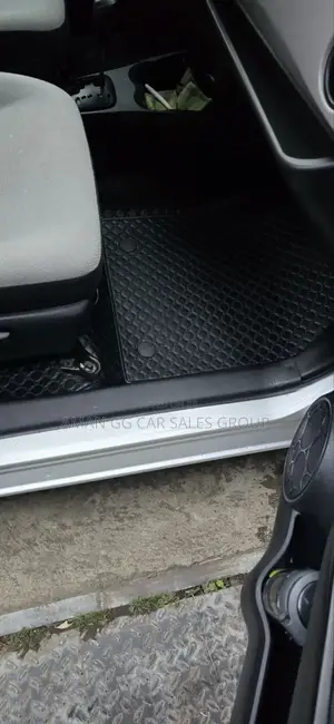 Toyota Yaris 2012 Silver