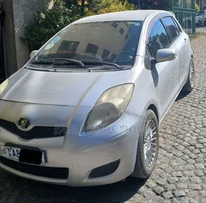 Photo - Toyota Yaris 2010 Silver