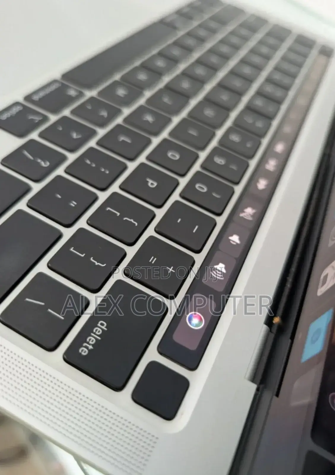 New Laptop Apple MacBook Pro 2020 8GB Intel Core I5 SSD 256GB