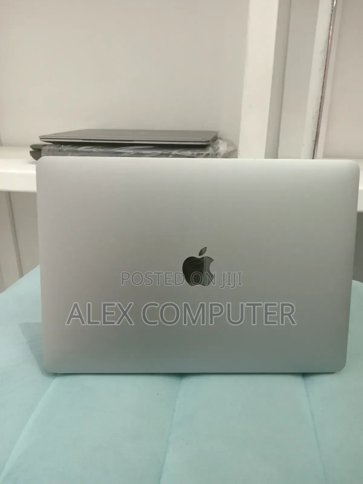 New Laptop Apple MacBook Pro 2022 M2 16GB Apple M2 SSD 256GB