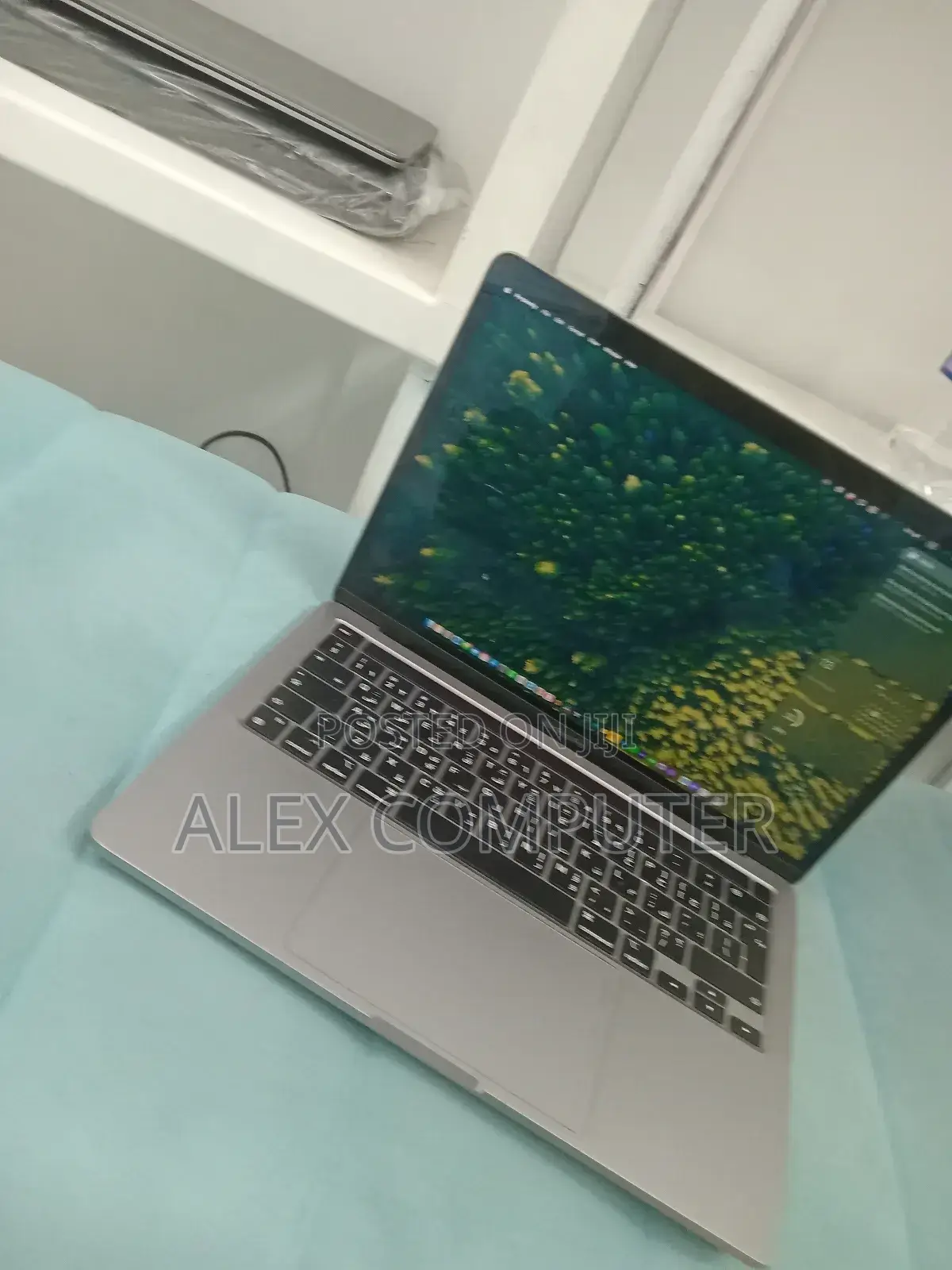 New Laptop Apple MacBook Pro 2022 M2 16GB Apple M2 SSD 256GB