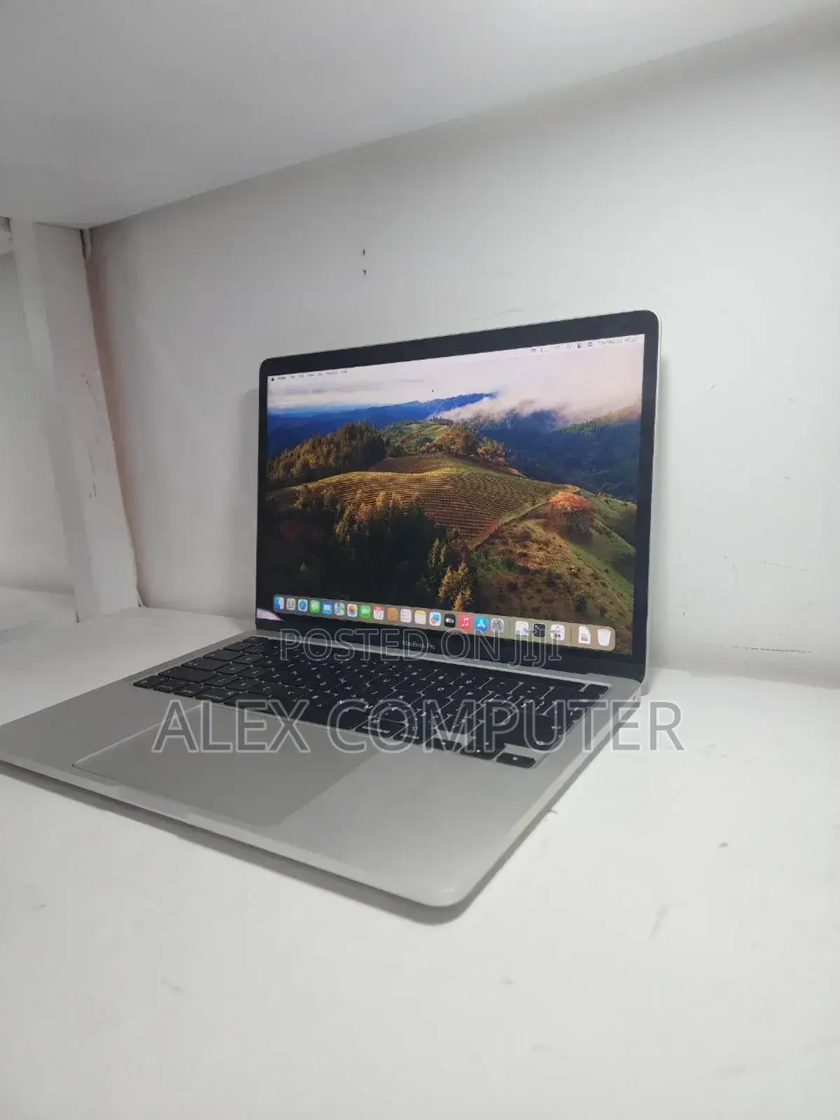 New Laptop Apple MacBook Pro 2022 M2 8GB Apple M1 SSD 256GB