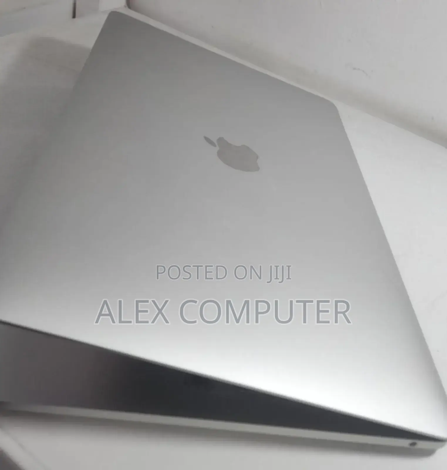 New Laptop Apple MacBook Pro 2022 M2 8GB Apple M1 SSD 256GB