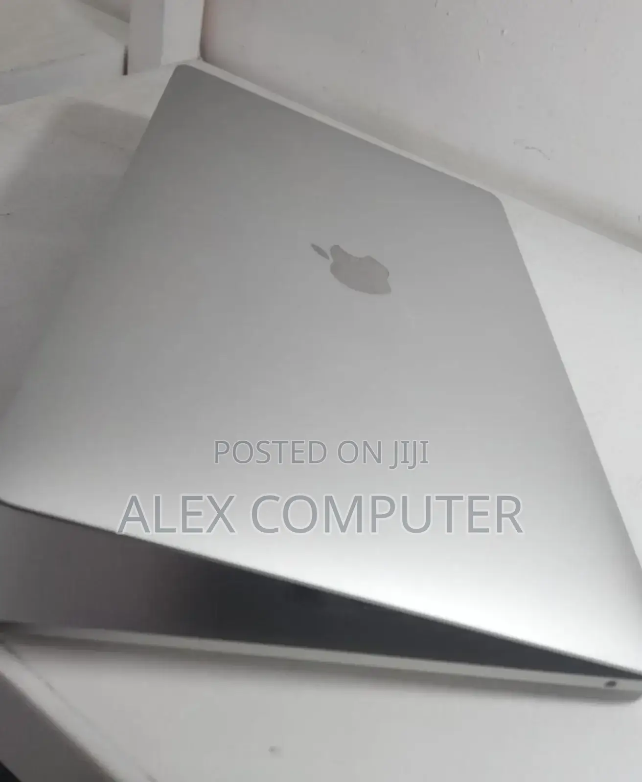 New Laptop Apple MacBook Pro 2022 M2 8GB Apple M1 SSD 256GB