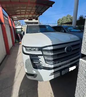 Photo - Toyota Land Cruiser 2023 White
