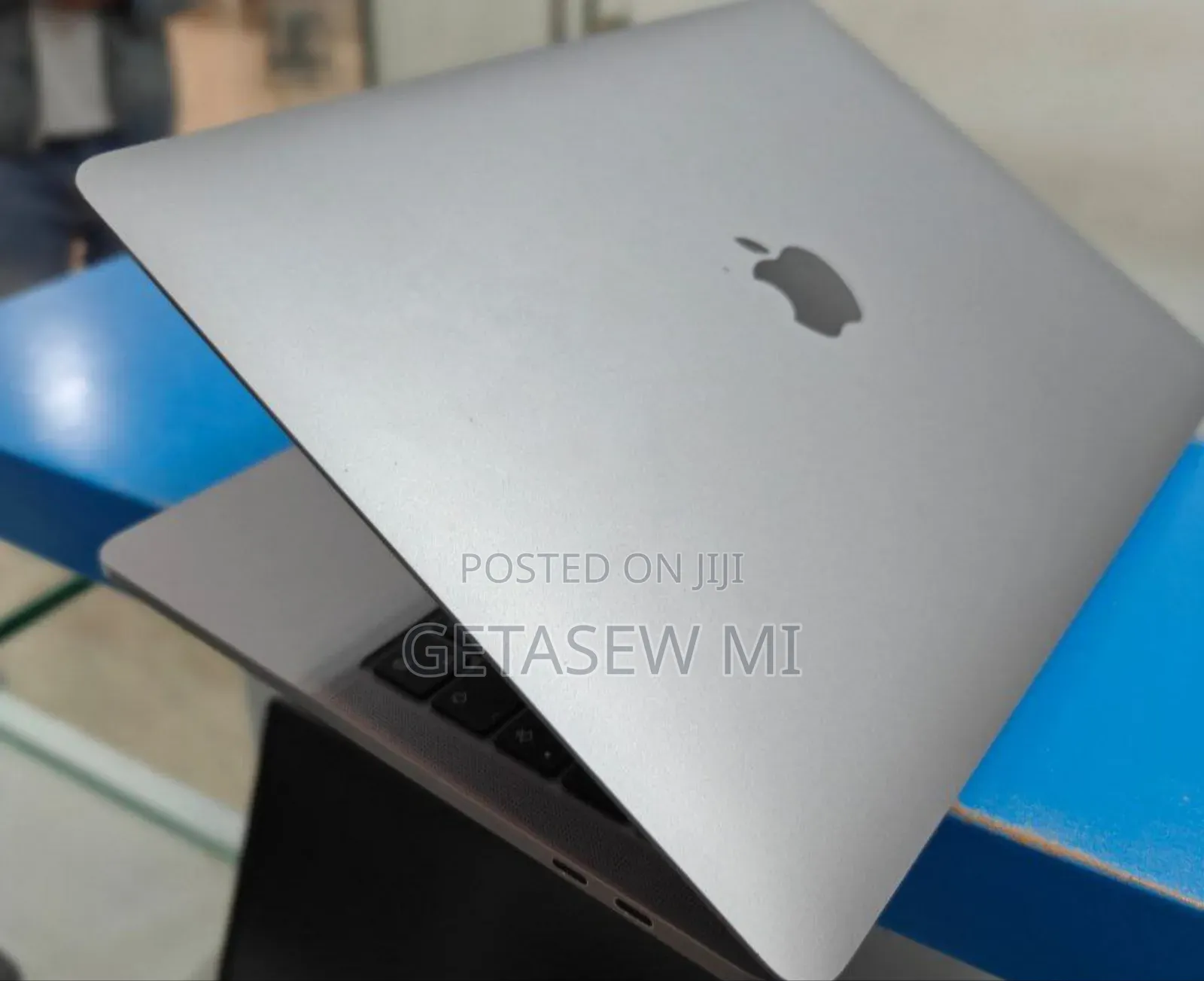 New Laptop Apple MacBook Pro 2022 M2 8GB Apple M2 SSD 256GB