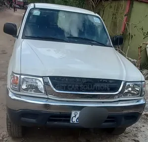 Photo - Toyota Hilux 2004 White