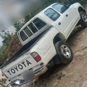 Toyota Hilux 2004 White