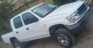 Toyota Hilux 2004 White