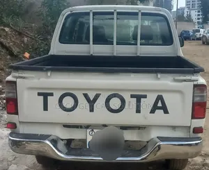 Toyota Hilux 2004 White