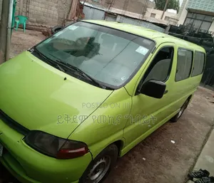 Photo - Toyota HiAce 1999 Yellow