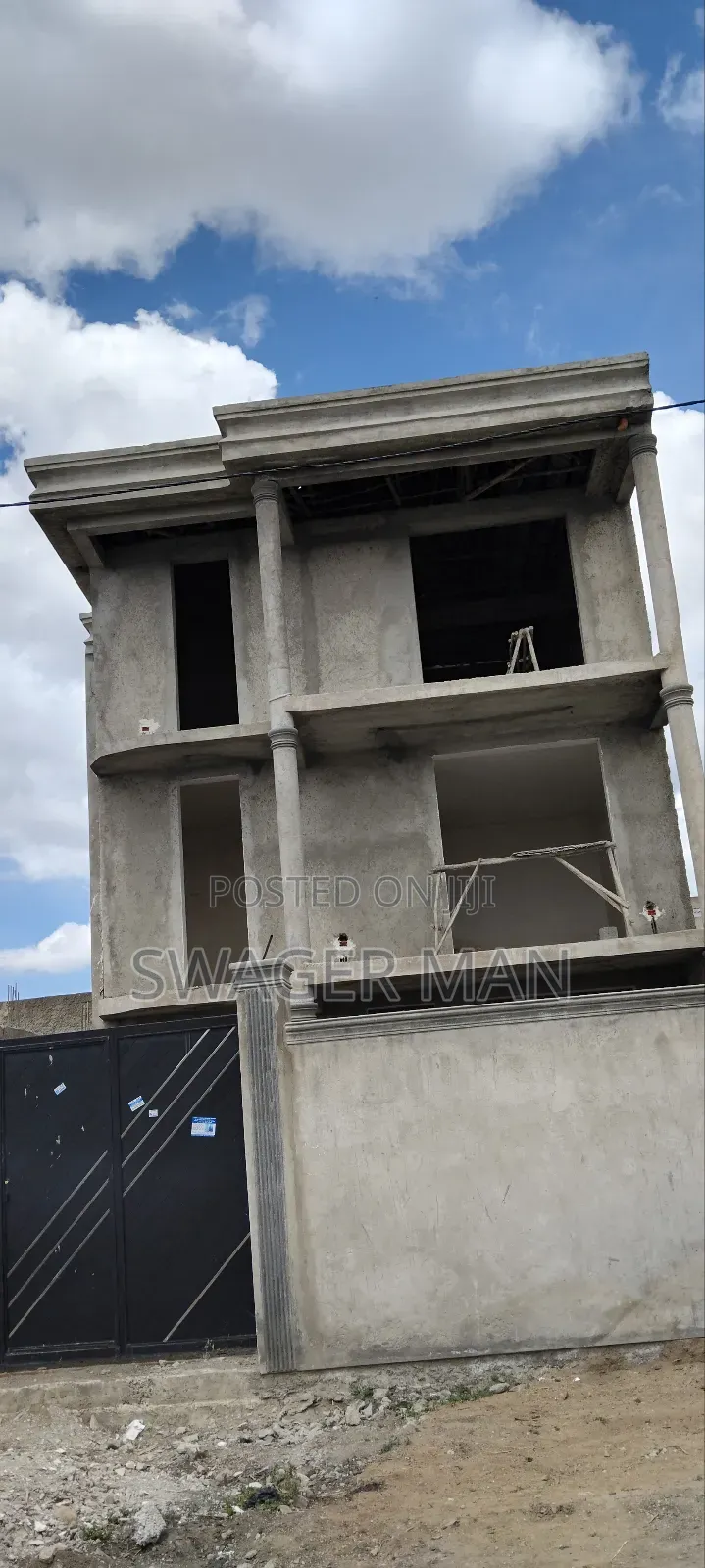 8bdrm Townhouse/Terrace in Tafo, Yeka for sale