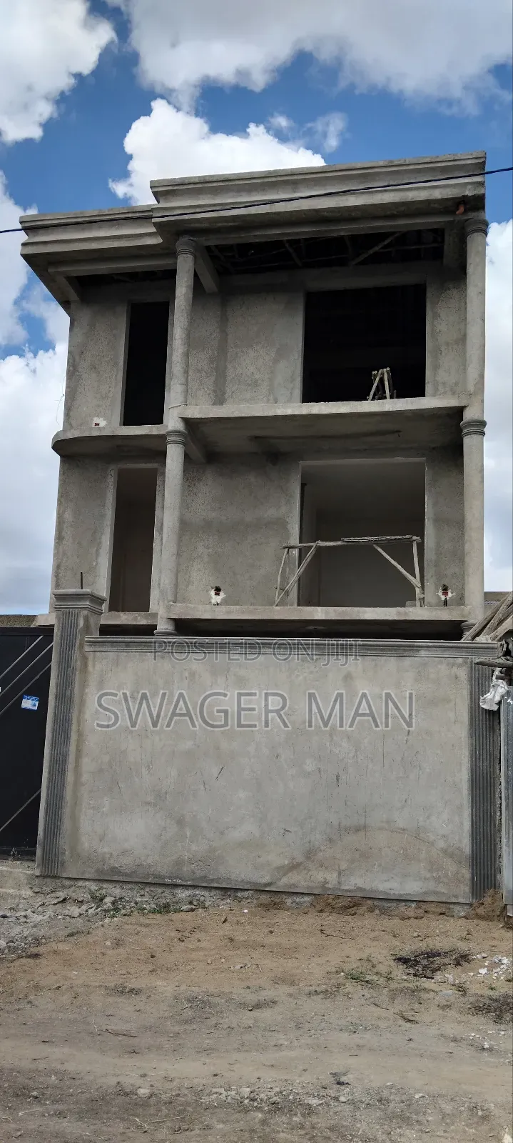 8bdrm Townhouse/Terrace in Tafo, Yeka for sale