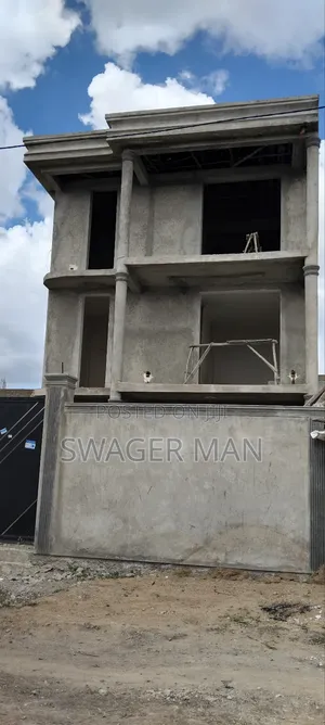 8bdrm Townhouse/Terrace in Tafo, Yeka for sale