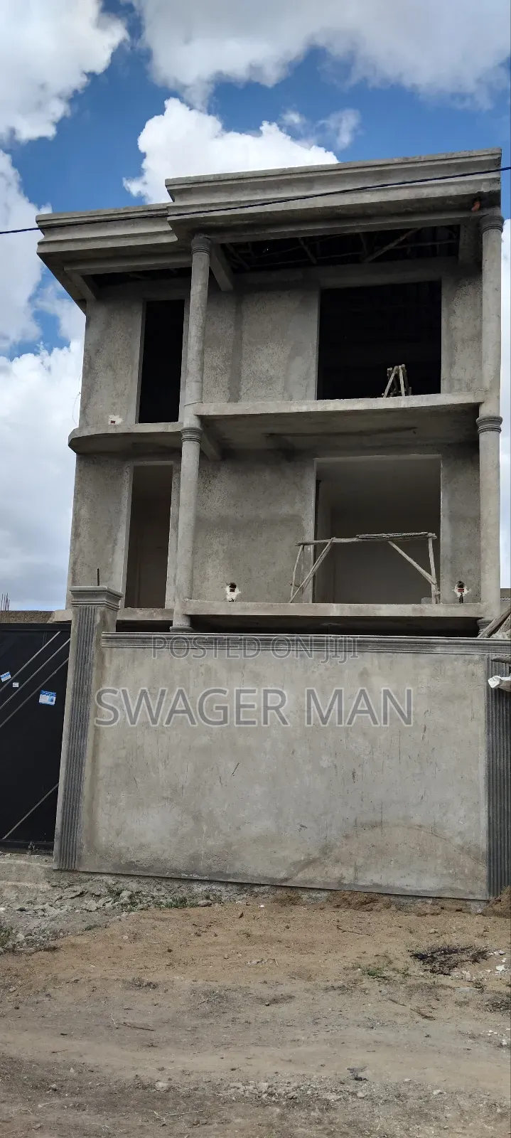 8bdrm Townhouse/Terrace in Tafo, Yeka for sale