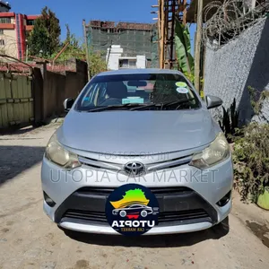Photo - Toyota Yaris 2015 Silver