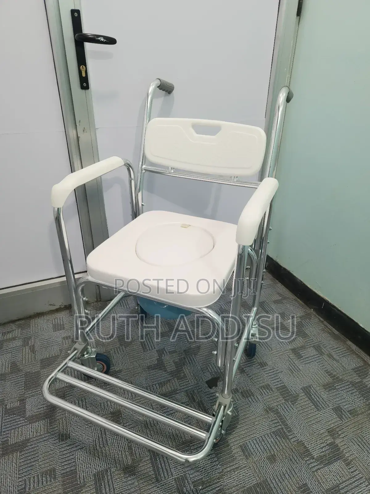 Commode Round Seat Whee Chair Whith Movement Aid Commode
