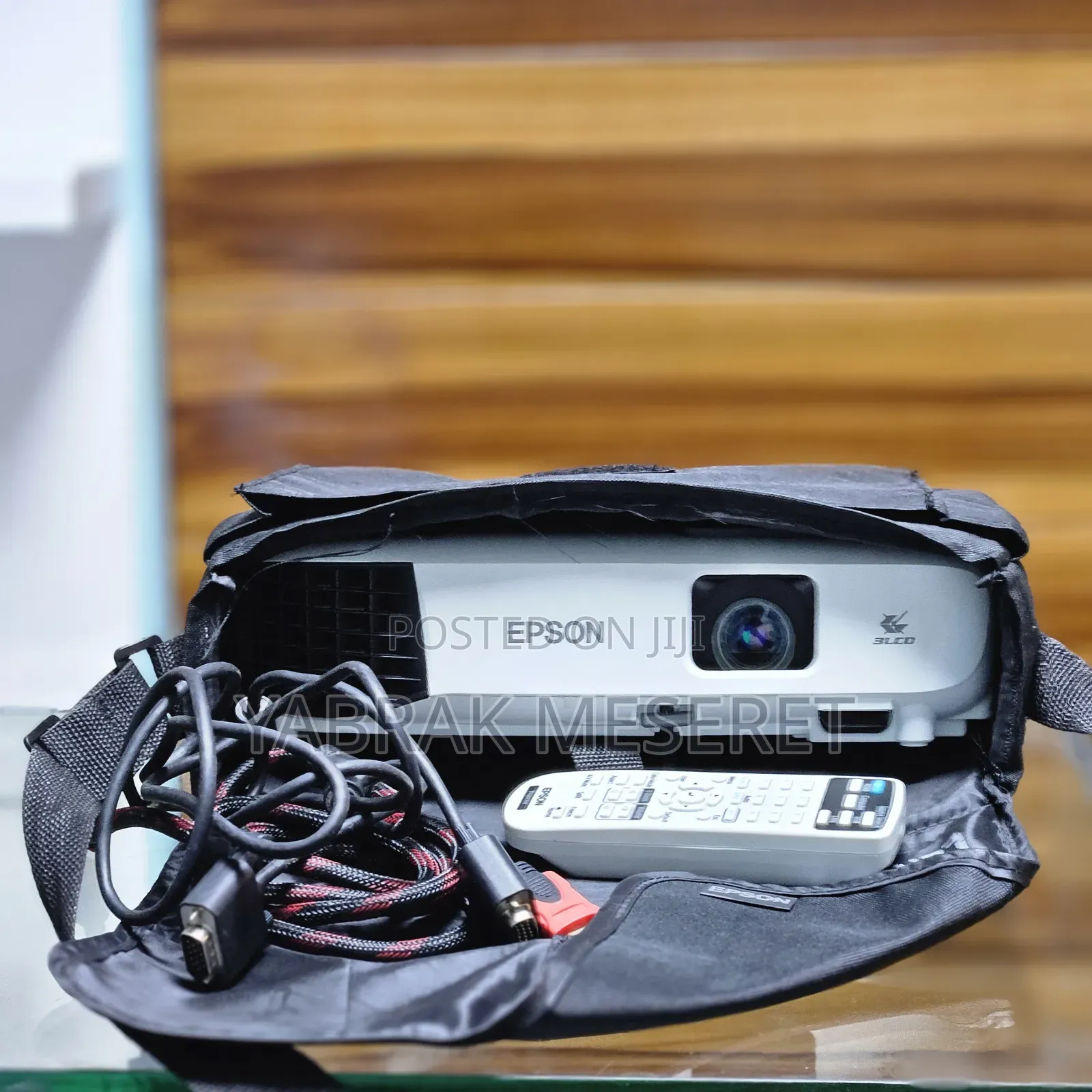 Epson Projector With Bag , Remote 
Model Name: Eb-E10