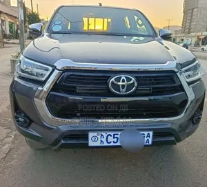Photo - Toyota Hilux 2022 Gray