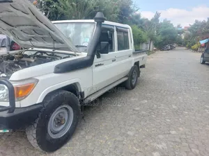 Photo - Toyota Land Cruiser 2018 White