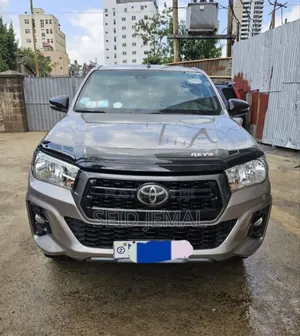 Photo - Toyota Hilux 2020 Gray