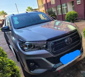 Photo - Toyota Hilux 2020 Silver