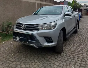 Photo - Toyota Hilux 2017 Silver