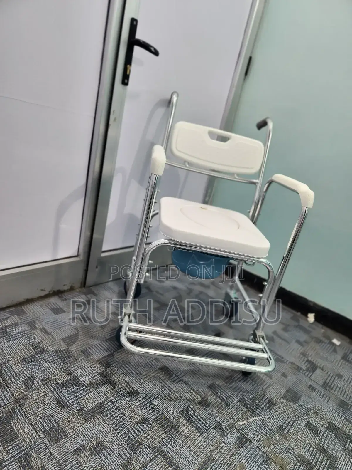 Commode Mini Wheel Chair Removable Popo With Four Small Whel