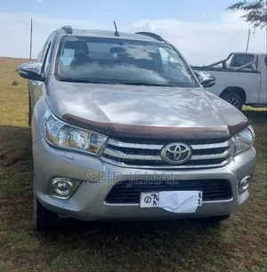 Photo - Toyota Hilux 2016 Silver