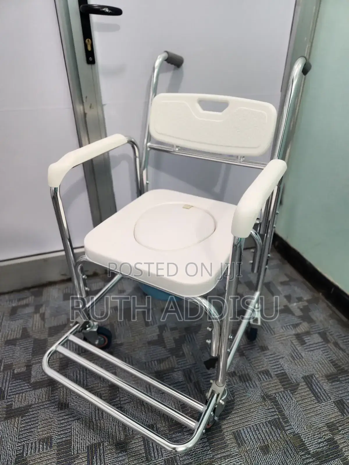 Four Wheel Commode Wheel Chair Four Small Leg Commode New
