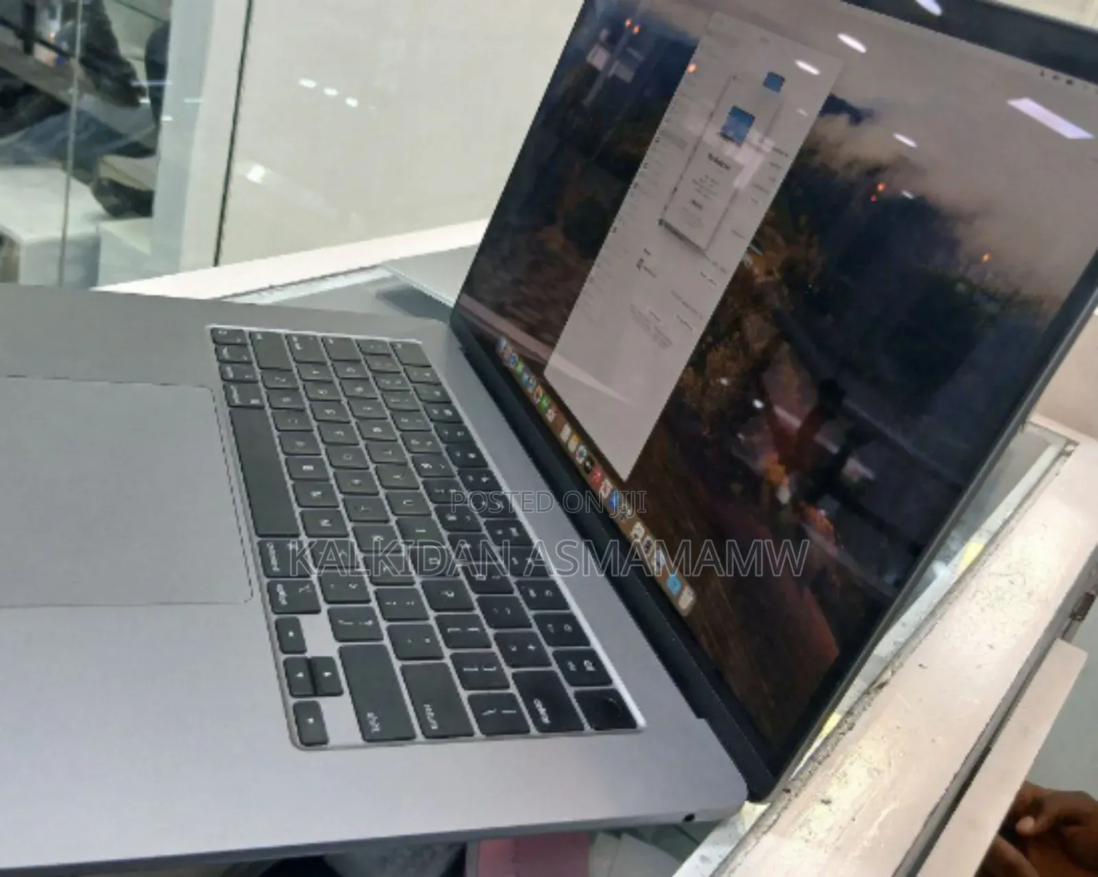 New Laptop Apple MacBook 8GB Apple M3 SSD 256GB