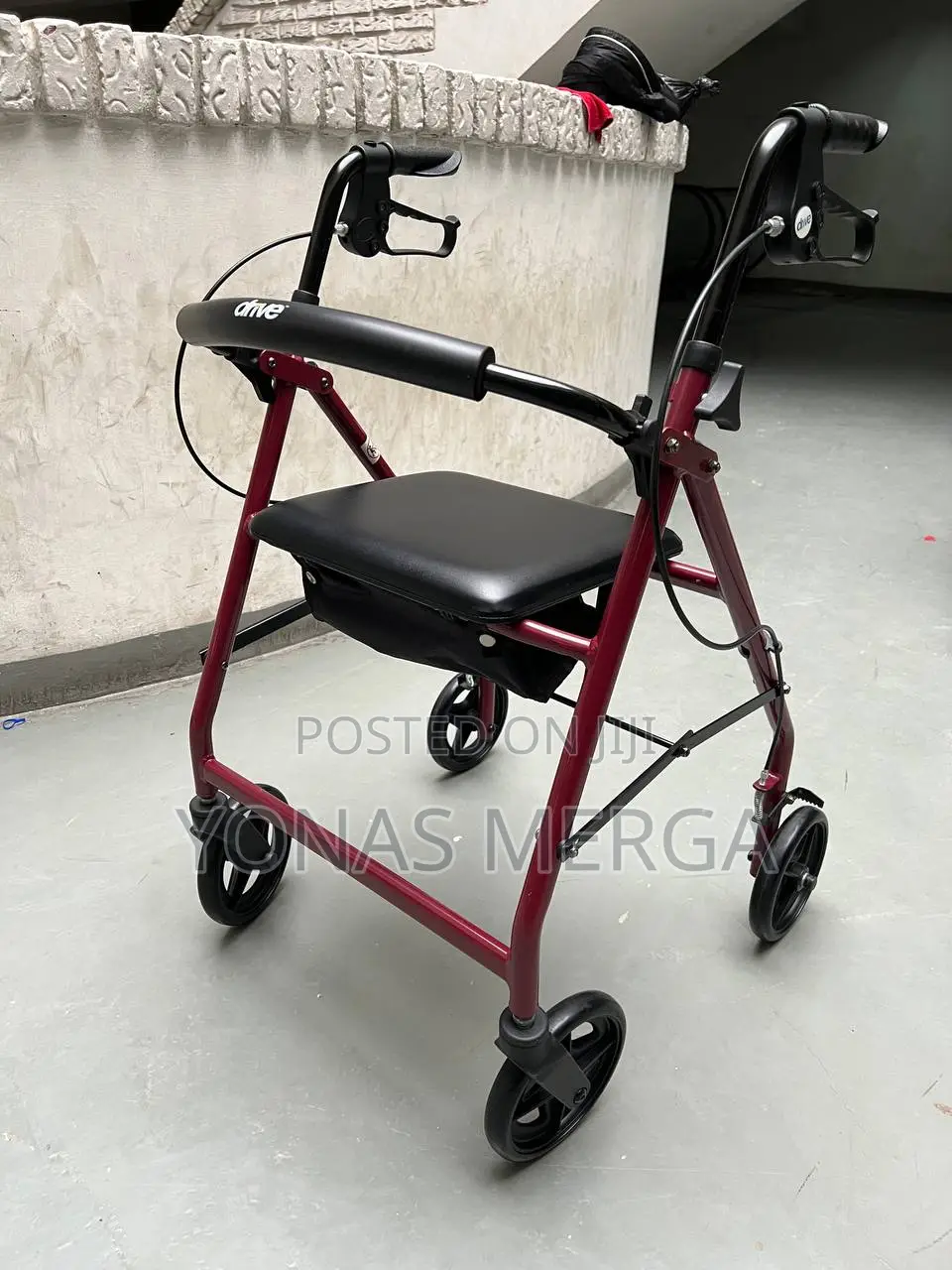 Walker/Walker With Chair٥٥rustproof, Robust Aluminium Frame
