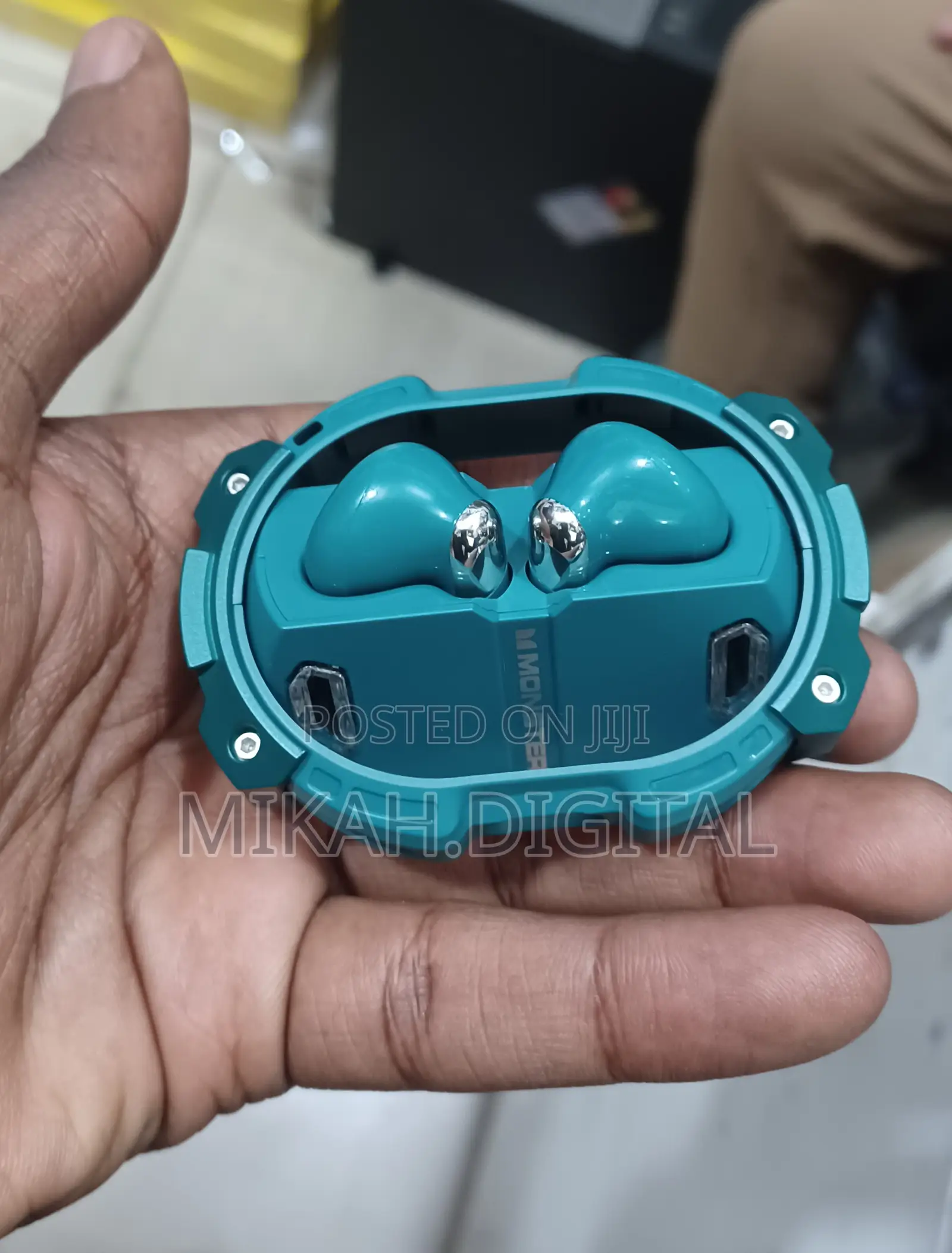 Monster Airmars Green Bluetooth Earphones With Charging Case