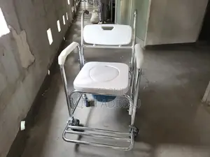 Photo - Wheelchair Commode瓶頸commode Wheelchair爽朗commode Wheelchair