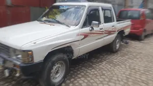 Photo - Toyota Hilux 1600 SWB 1984 White
