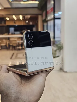 Photo - Samsung Galaxy Z Flip4 256 GB