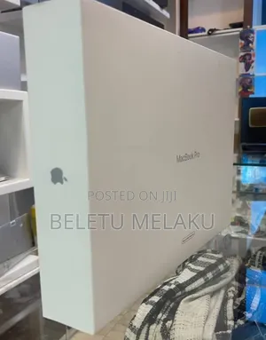 Photo - New Laptop Apple MacBook Pro 2022 M2 16GB Apple M2 SSD 4T