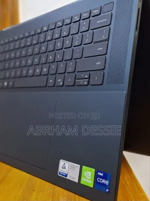 Photo - New Laptop Dell Inspiron 16 5620 16GB Intel Core I7 SSD 1T