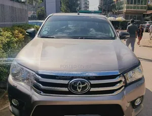 Photo - Toyota Hilux 2018 Gray