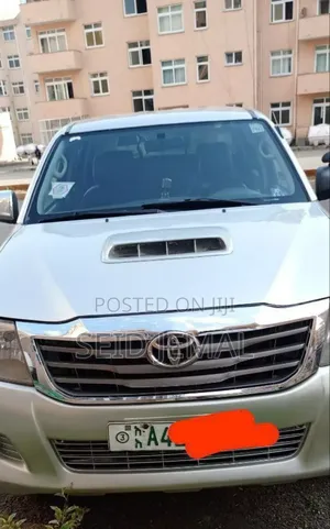 Photo - Toyota Hilux 2010 Silver