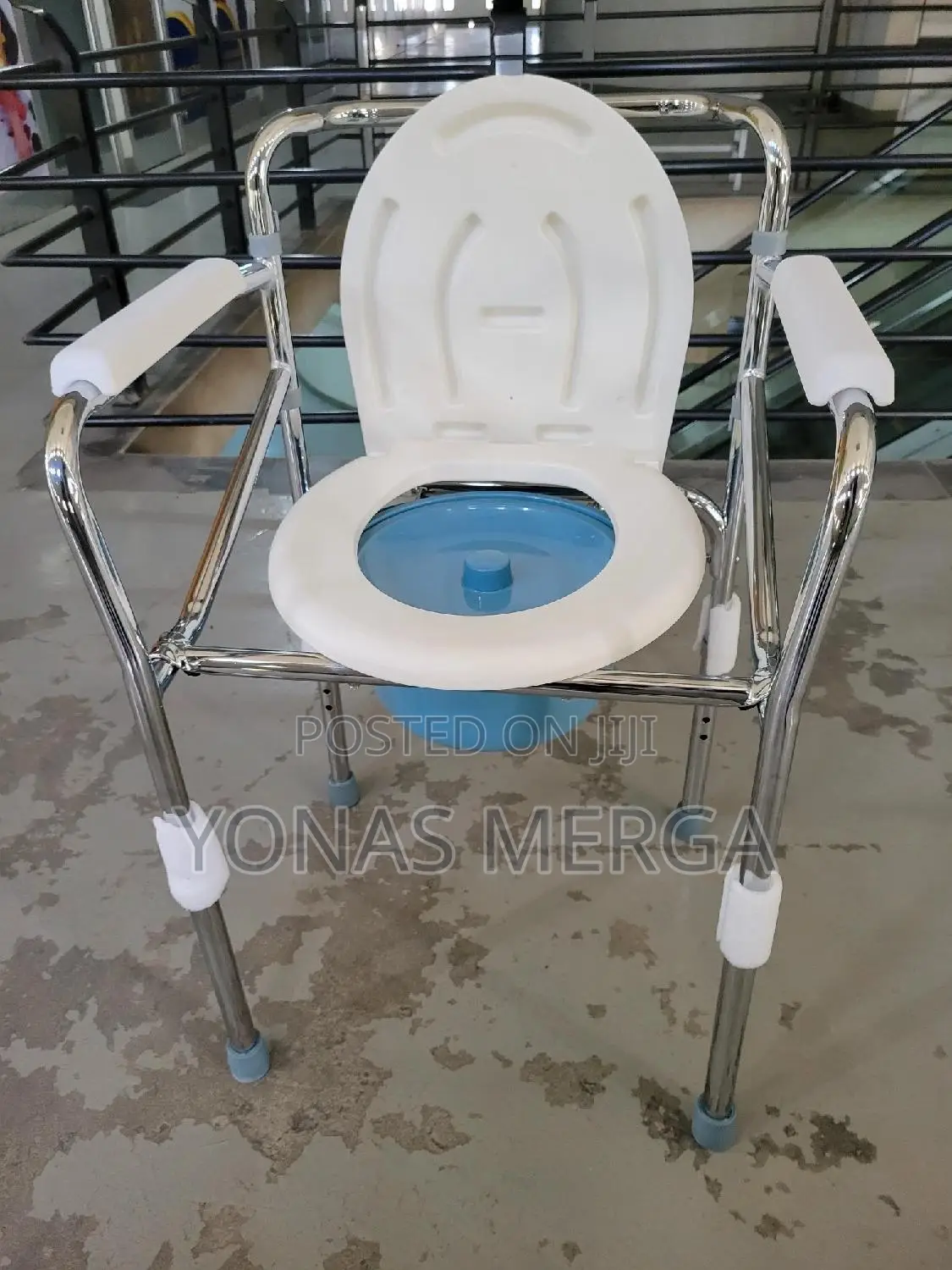 Steel Commode Toilet Chair么قportable Potty:It Can Accommodat