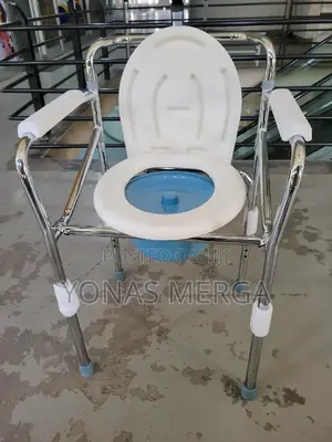Photo - Steel Commode Toilet Chair么قportable Potty:It Can Accommodat