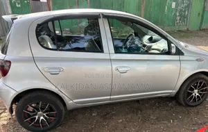 Toyota Vitz 2001 Silver