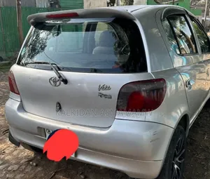 Toyota Vitz 2001 Silver