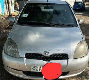 Photo - Toyota Vitz 2001 Silver