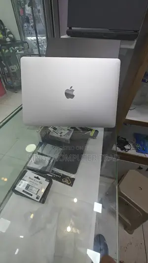 New Laptop Apple MacBook 2020 8GB Intel Core I7 SSD 512GB
