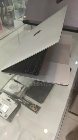 New Laptop Apple MacBook 2020 8GB Intel Core I7 SSD 512GB